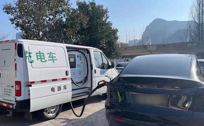 仁布汽车搭电